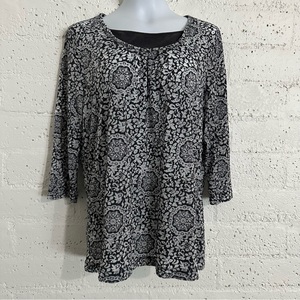 Great Northwest Woman Plus Top 1X Gray White Floral 3/4 Sleeve Semi Sheer BB12